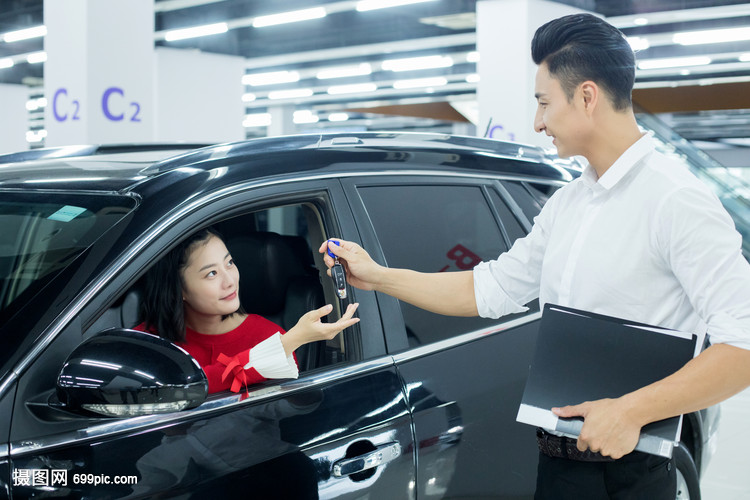 汽車銷售成交交付鑰匙 交易圓滿落幕的關鍵時刻